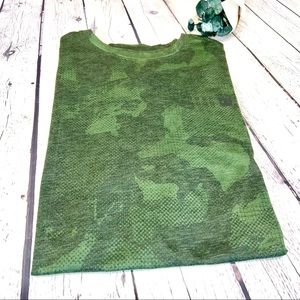 UNDER ARMOUR Women’s Short Sleeve Loose/Heat Gear Full Cammo Tee